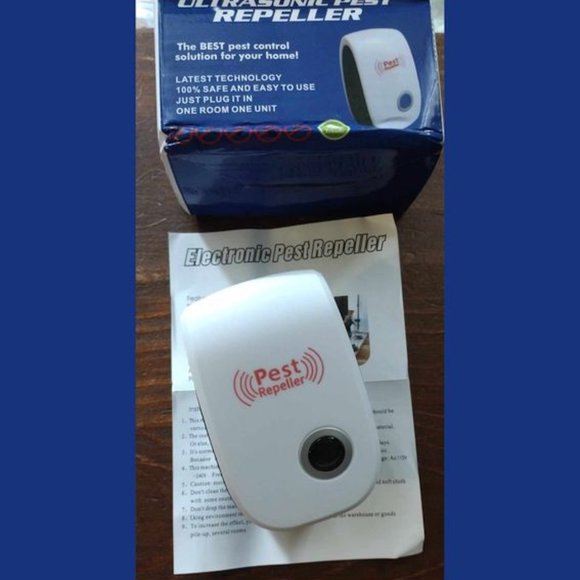 New in Box Pet Safe Ultrasonic Pest Repeller BLUE night light - Picture 1 of 3